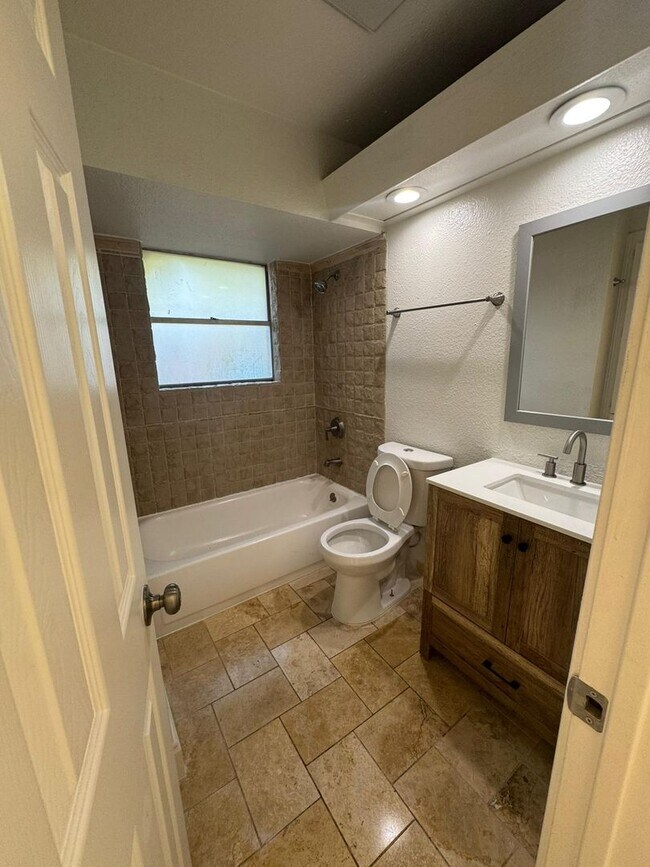 Building Photo - Modern living in Mesquite