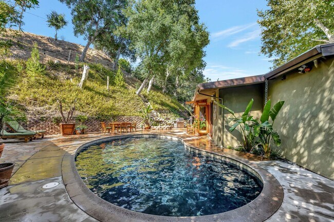 Building Photo - HOLIDAY SPECIAL***2 WEEKS FREE** 3 Bed/2 Bath Oasis in Royal Woods - Available Now