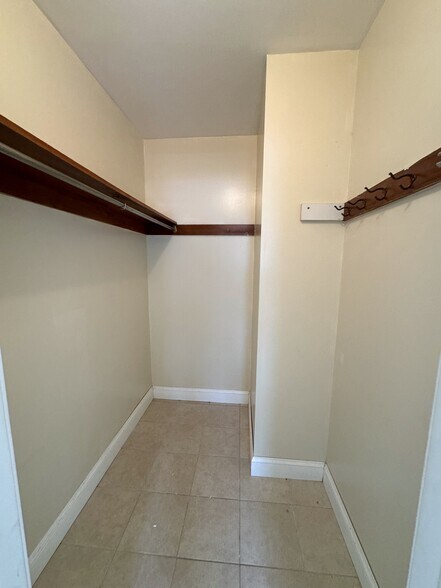 Building Photo - 580 Bridge St