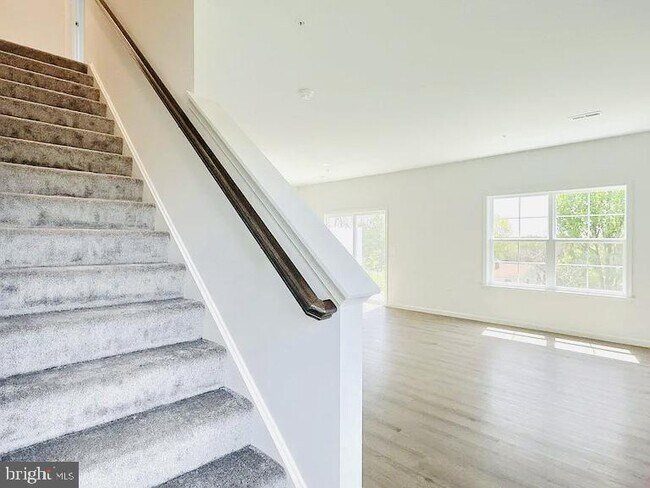 Building Photo - 7847 Oakbrook Dr