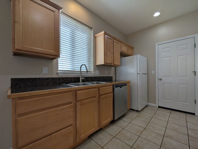 Building Photo - Beautiful 3-Bedroom, 2.5-Bath Home In River Road Area of Eugene!