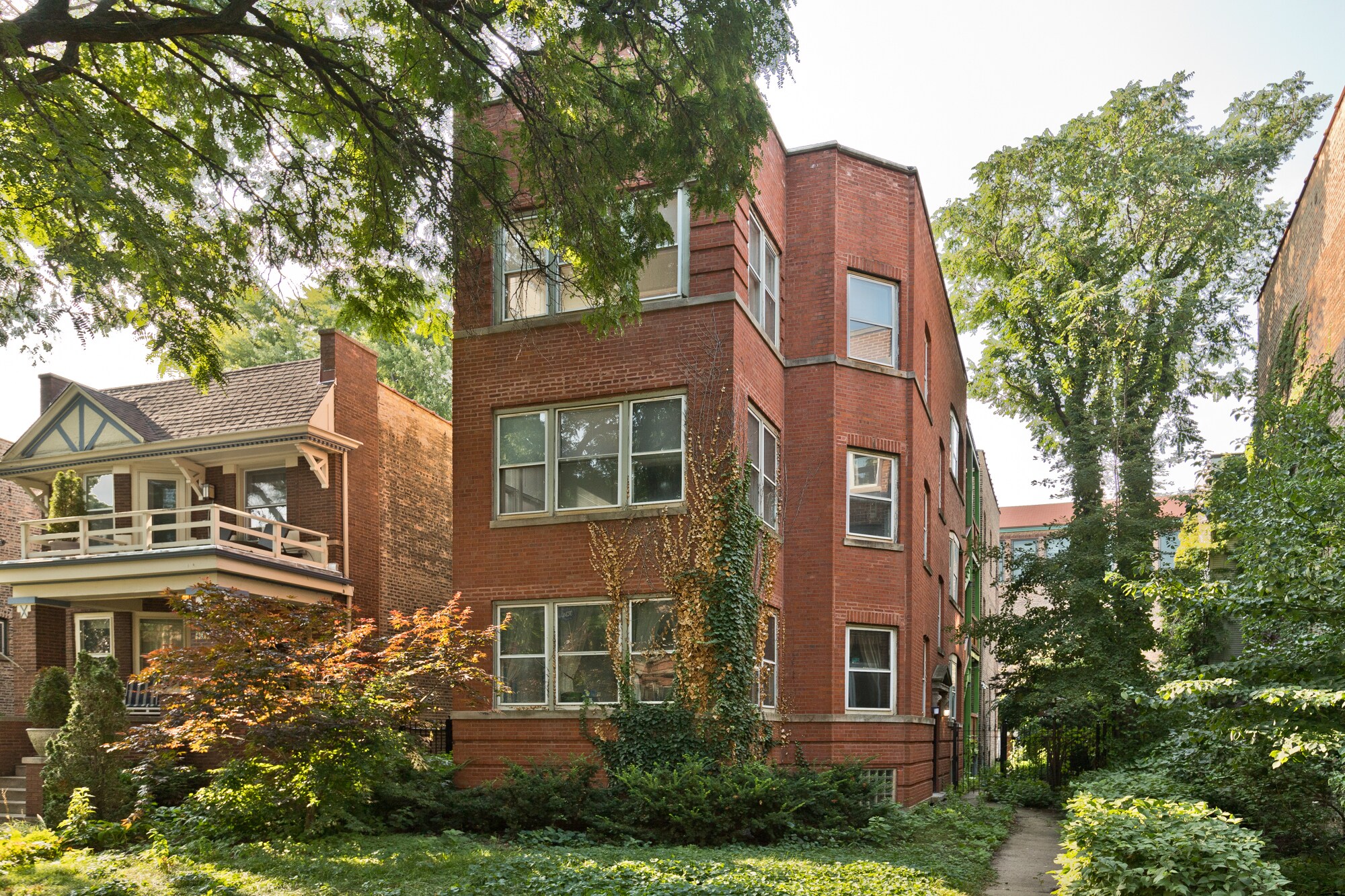 Building Photo - 1317 W Albion Ave