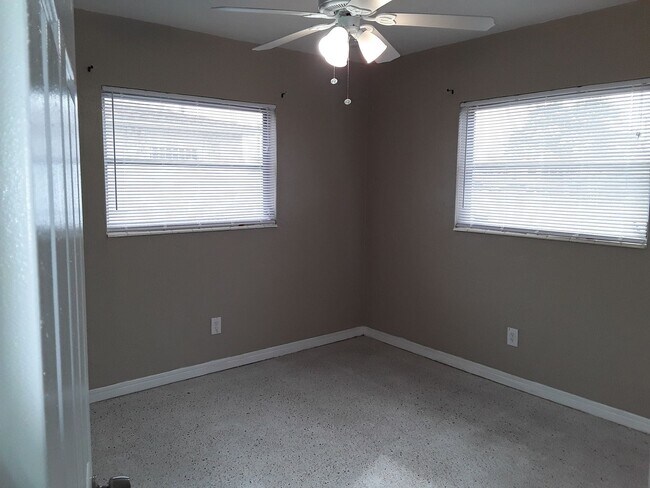 Building Photo - Three Bedroom One Bathroom House near Gulfport area.