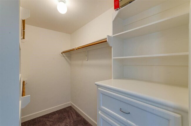 Building Photo - 612 E 38th St