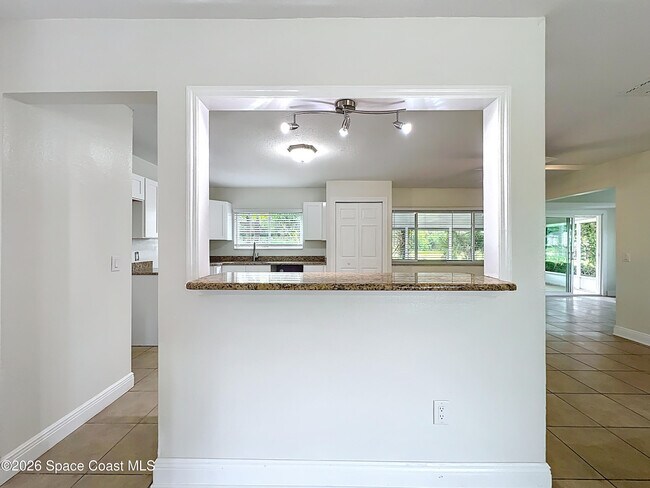 Building Photo - 1399 Mariposa Dr NE