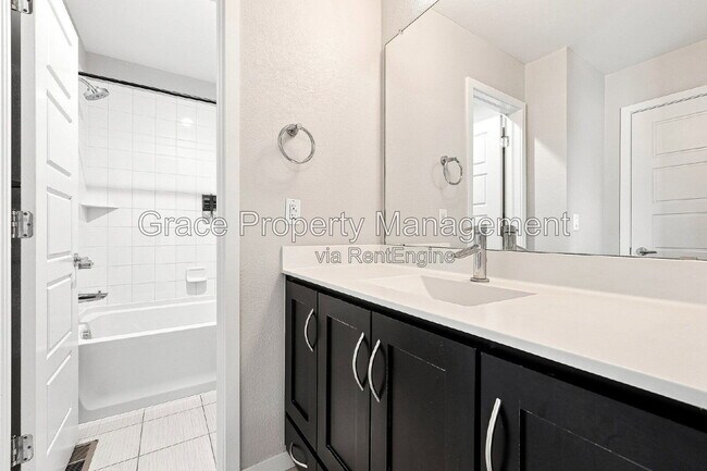 Building Photo - 10229 Southlawn Cir
