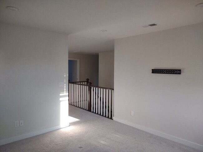 Building Photo - Superlative 6 Bedroom, 5 Bathroom Home in an Upscale Community!