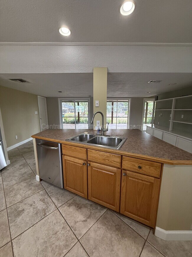 Building Photo - 103 Lake Brantley Terrace