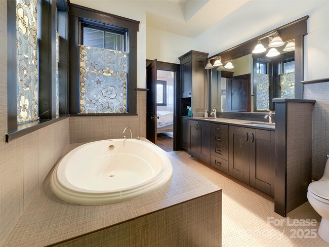 Building Photo - 1413 Devon Dr