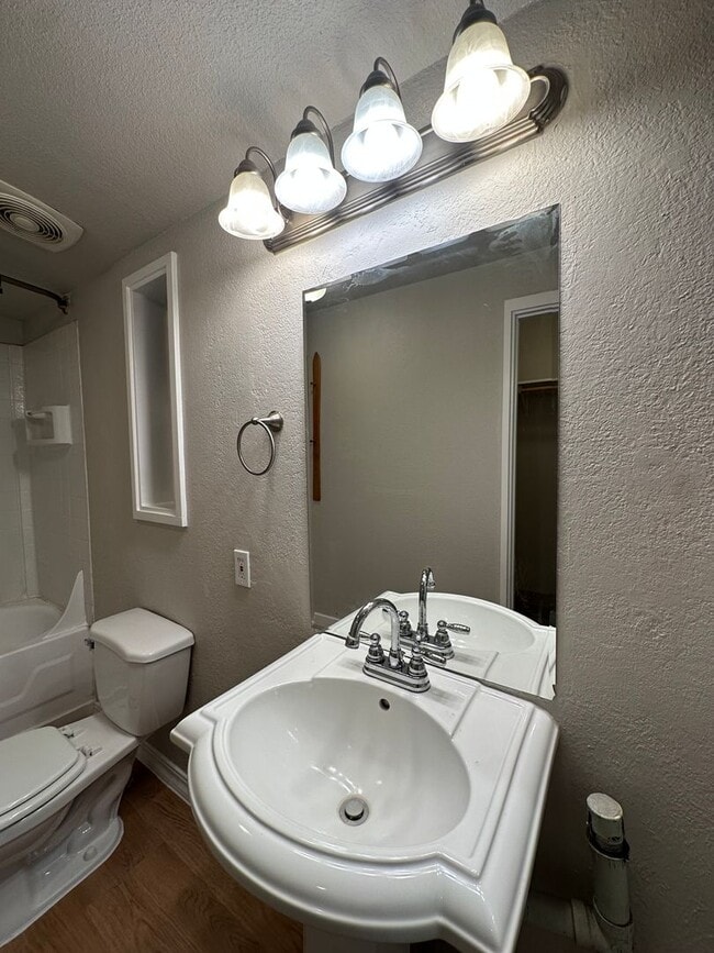 Building Photo - Adorable home in La Pine area, 1.5 acres fully fenced!!