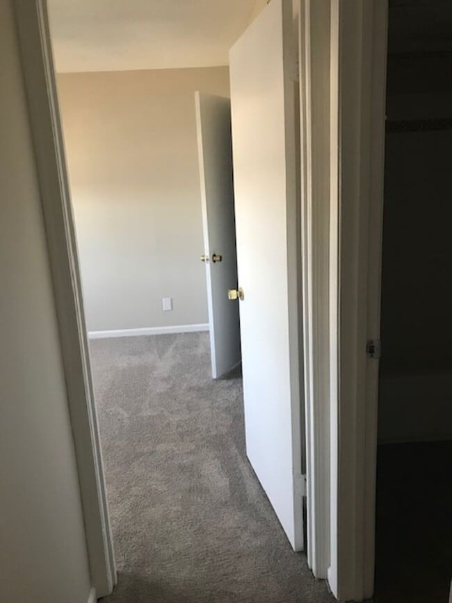 Building Photo - MOVE IN SPECIAL!!-Available 1 Bedroom Apar...