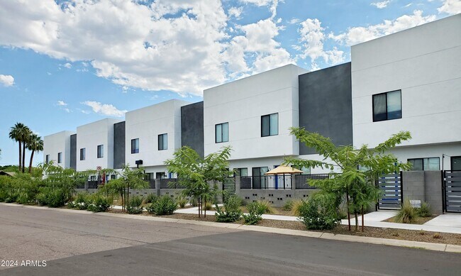 Building Photo - 777 W Coolidge St