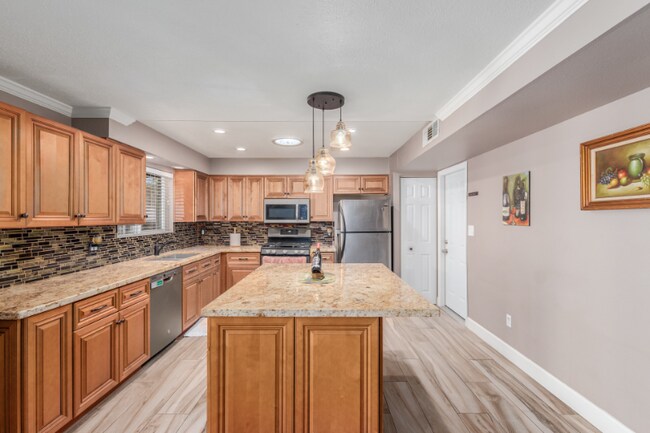 Building Photo - 3232 E Poinsettia Dr