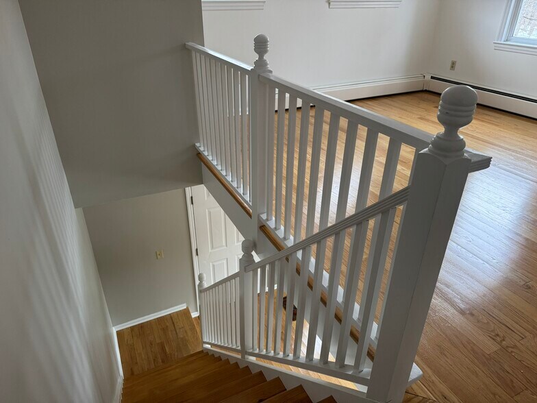 Open loft style bedroom - 75 Fostertown Rd