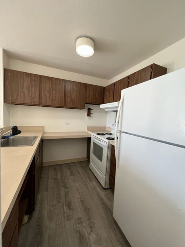 Building Photo - The Pearl- 2 bedrooom one bath unit with 2 assigned parking stalls!