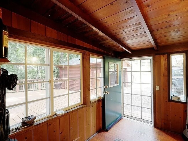 Building Photo - Cozy Mountain Hideaway
