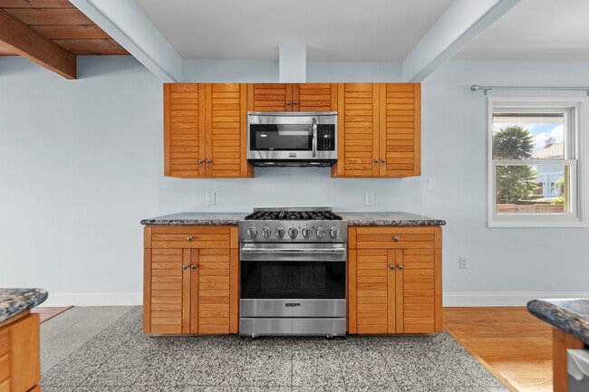 Building Photo - 425 Neptune Ave