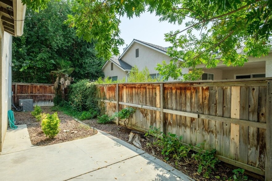 Building Photo - 68 W Bordeaux Ln