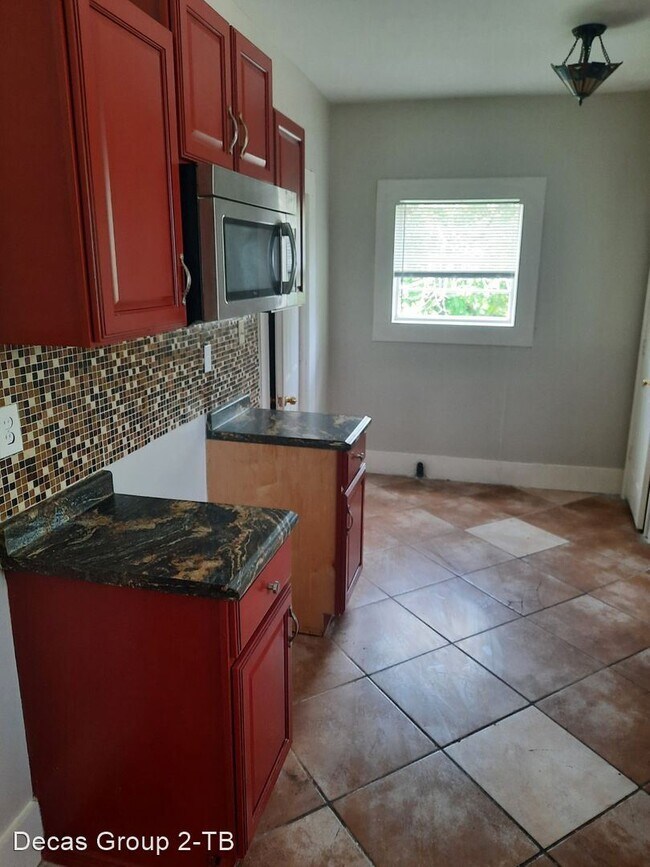 Building Photo - 3 br, 1.5 bath House - 650 Maple St