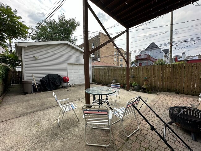 Building Photo - 2815 N Albany Ave