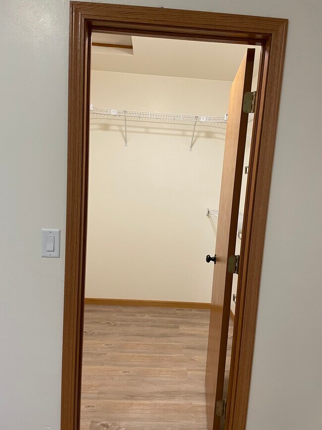 Building Photo - 1023 Rolling Meadows Dr