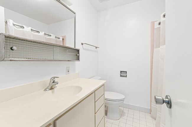 Building Photo - 631 Cliff Dr
