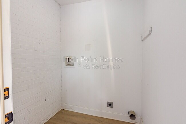Building Photo - 400 Gallery Ln