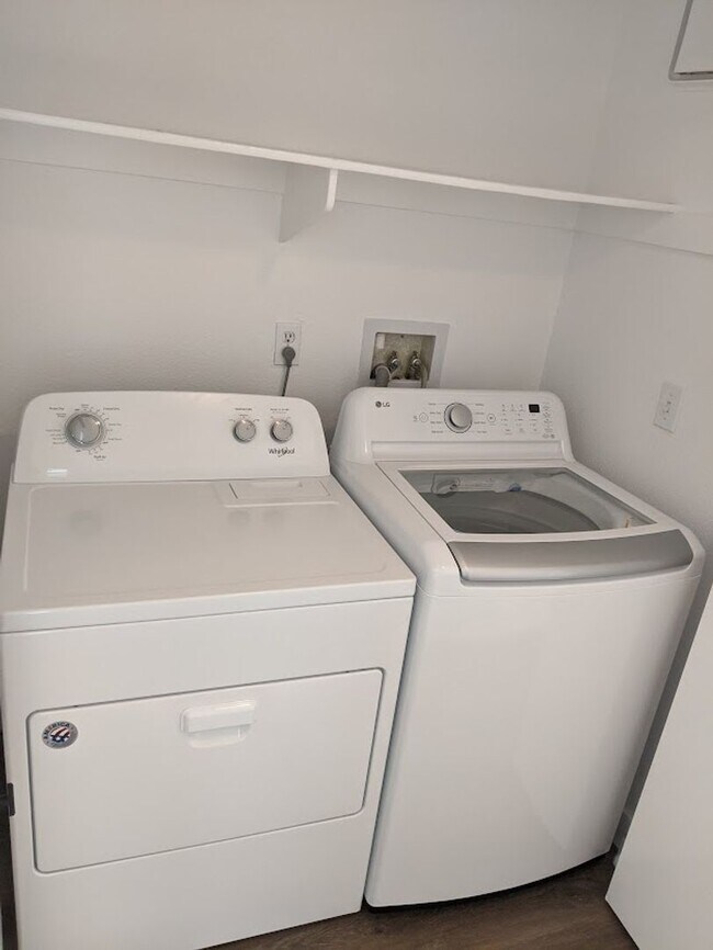 Building Photo - 2 Bedroom-2 Bathroom Single Story Condo in...