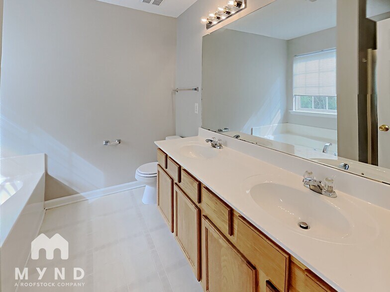 Building Photo - 10717 Glenluce Ave