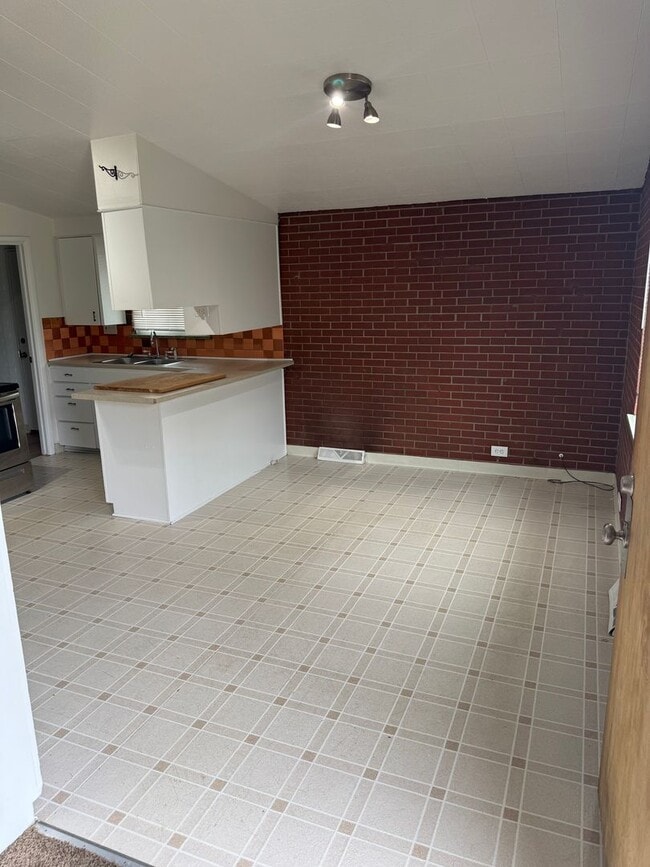 Building Photo - Spacious 2 Bedroom Lakewood Duplex