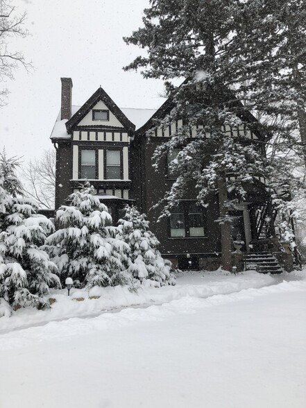 Building Photo - 717 W Huron St