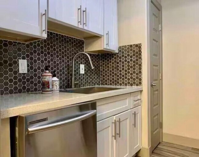 Building Photo - 6402 Del Monte Dr