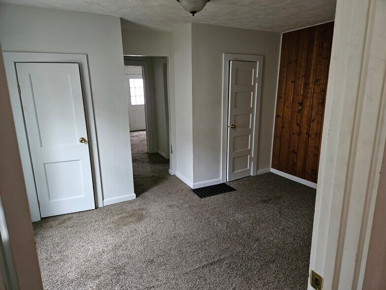 Building Photo - 506 E Hillside Dr