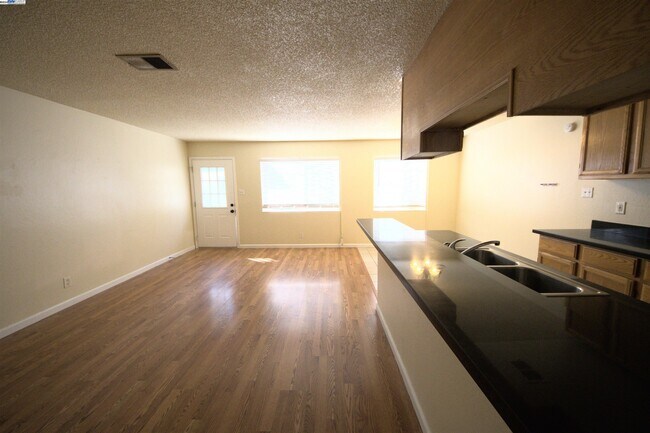 Building Photo - 1214 Sycamore Dr