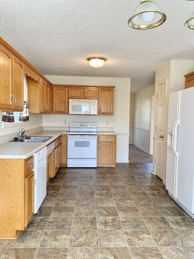 Building Photo - Charming 3 Bed, 2.5 Bath Home in Clarksvil...