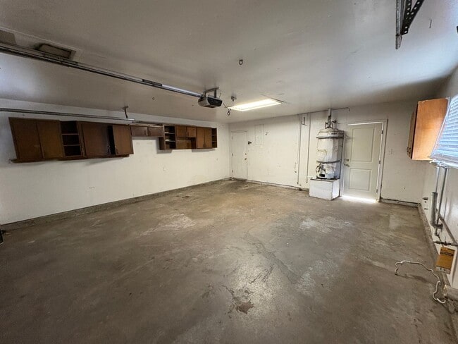 Building Photo - Spacious SE Tulare Home Near Shopping Centers Rent Ready!