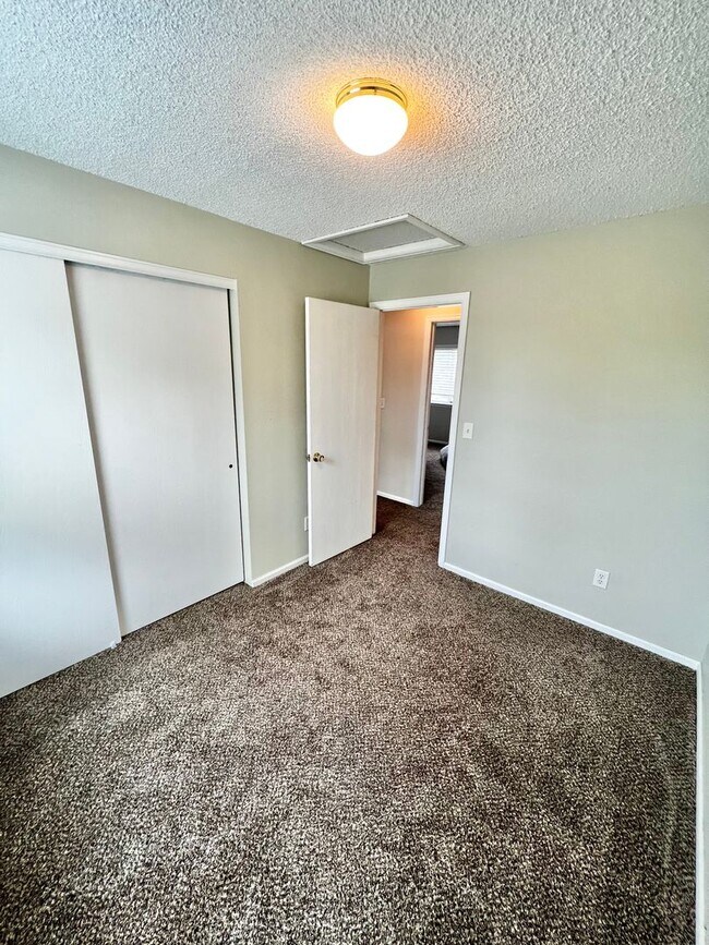 Building Photo - 3 bed, 1 bath Tri-level Home in Foxstone Neighborhood