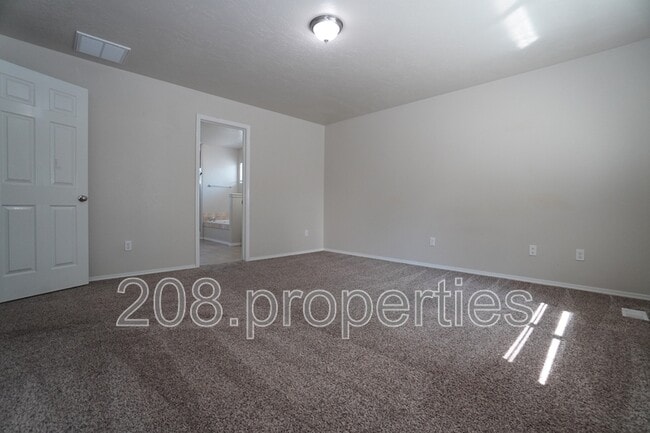 Building Photo - 2934 NW 11th Ave