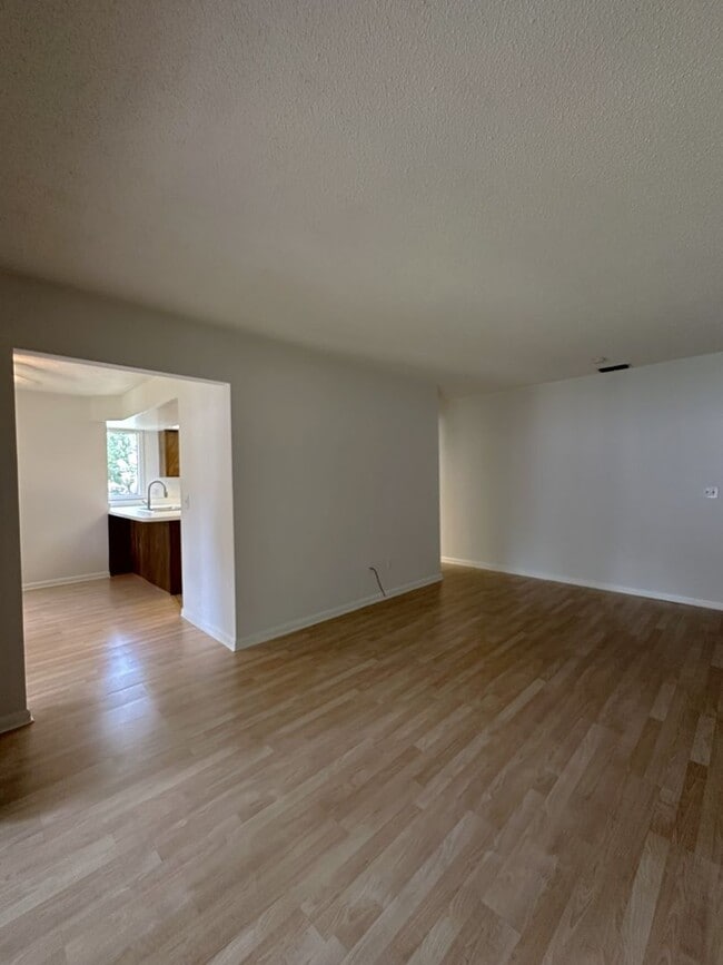 Building Photo - Lovely 2 Bedroom 2 Full bath Condo in the ...