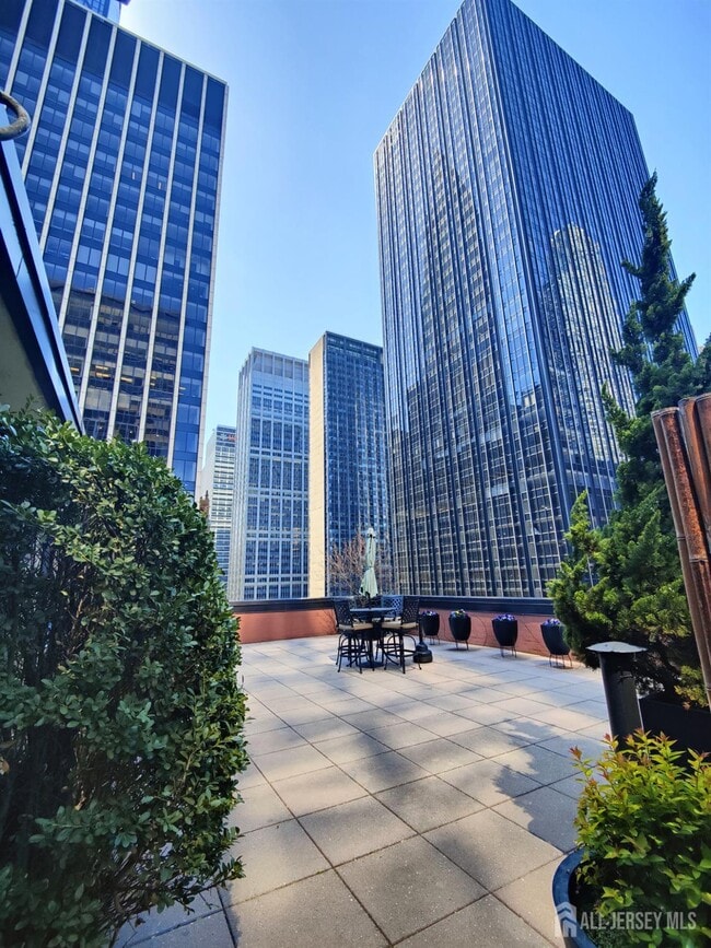Building Photo - 77 W 55th St
