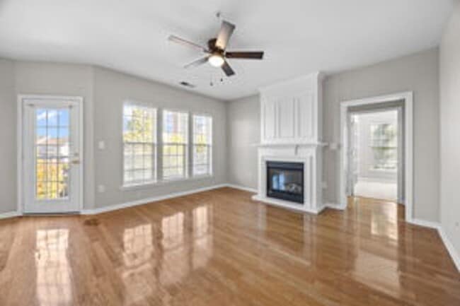 Building Photo - Charming 2 Bed + Office Condo in the Heart...