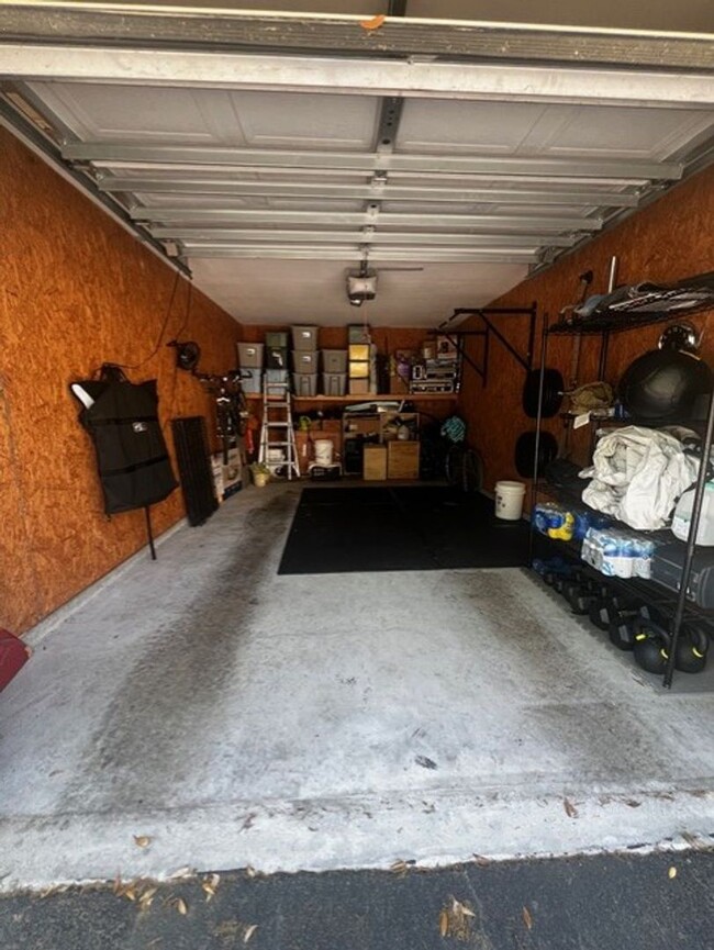 Building Photo - Unfurnished First Floor Condo w/ Garage!
