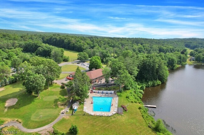 Building Photo - 358 Lake Shore S