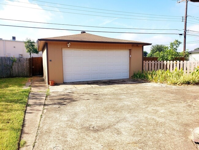 Building Photo - 2 Bedroom, 2 Bath Duplex in Lochwood