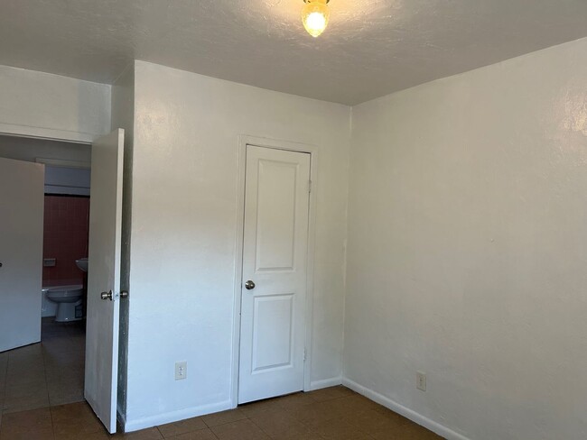 Building Photo - Cozy 2 Bedroom, 1 Bath Apartment in Charmi...