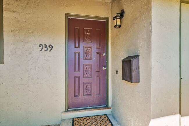 Building Photo - 939 Poplar Ave