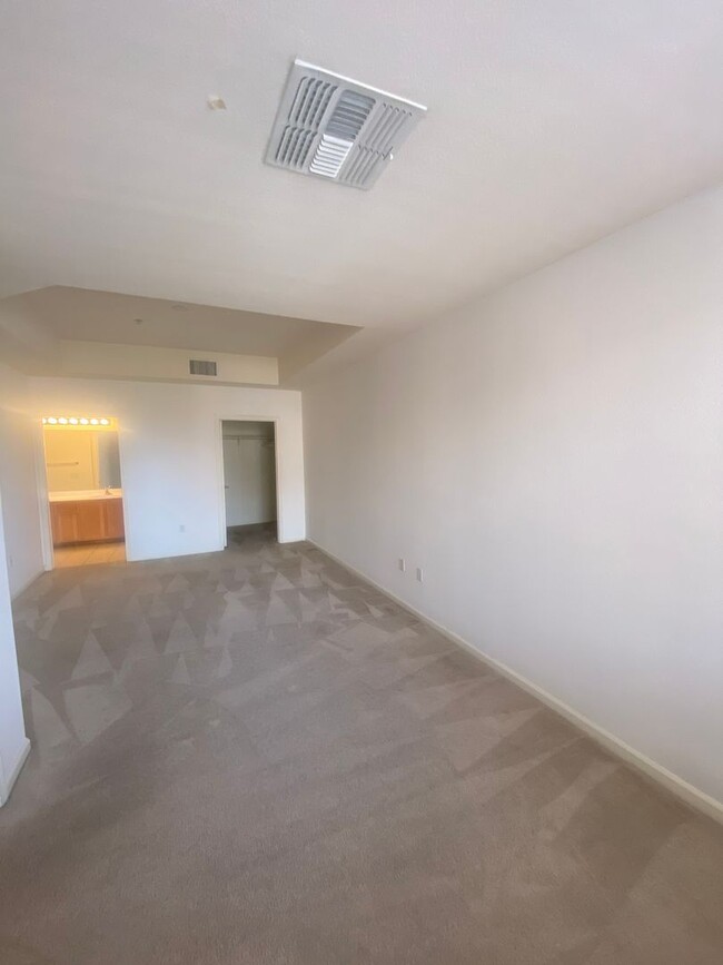 Building Photo - Stunning Top Floor View Condo at Park Avenue!