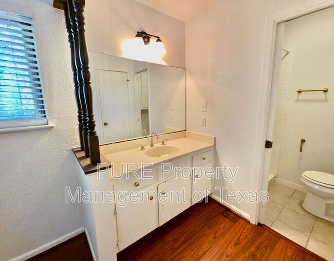 Building Photo - 3000 Lakeside Dr