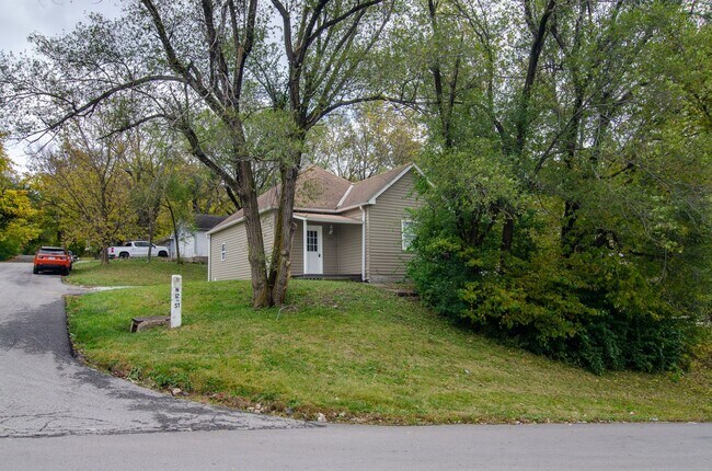 Building Photo - 2 Bed 1 Bath House