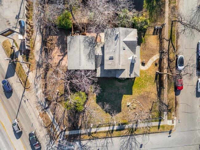 Building Photo - 2203 Lindell Ave